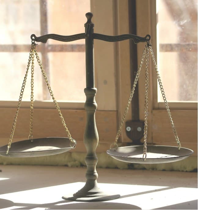 Balance de justice, symbole de neutralité du conseil